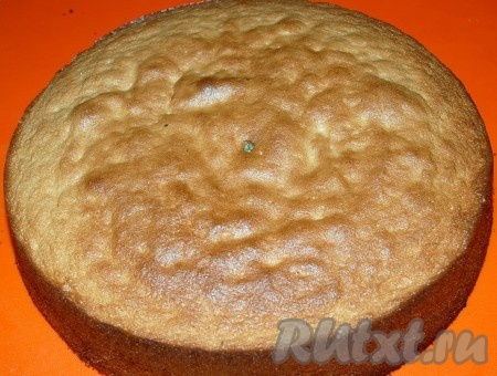 Остывший бисквит разрезать на два коржа.