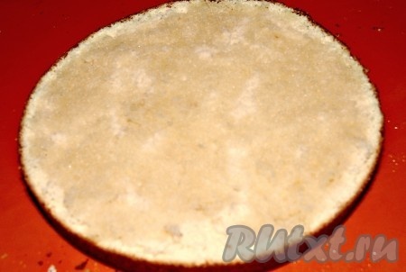 Приготовить сироп для торта: воду довести до кипения, добавить сахар, ваниль и варить до полного растворения сахара. Остудить при комнатной температуре. Оба коржа для бисквитного торта с клубникой пропитать остывшим сахарным сиропом.
