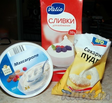 Для крема взять маскарпоне, сливки и сахарную пудру. Соединить их вместе и взбить до пышной массы.