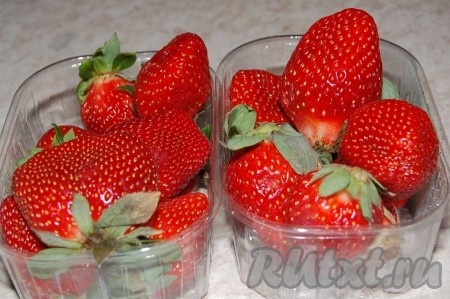 Часть клубники разрезать пополам и выложить по окружности формы срезом к бортику.