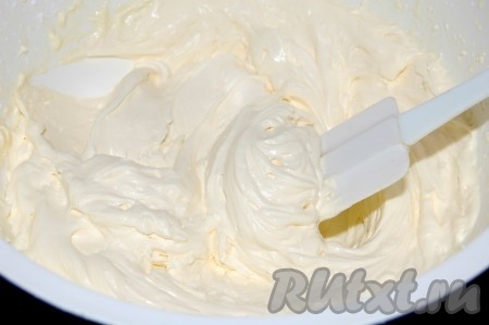 Взбитый крем для торта с клубникой.