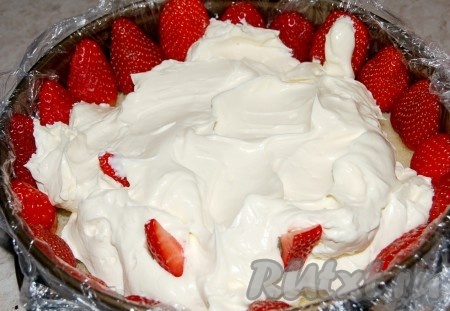 Выложить крем. В крем добавить оставшуюся клубнику.