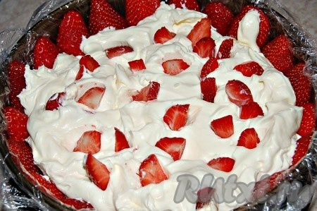 Выложить крем. В крем добавить оставшуюся клубнику.