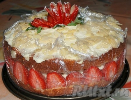 Через 8 часов торт вынуть из формы, освободить от пленки и подать на стол.
