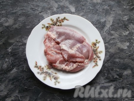 Лук и морковку очистить. От части филе бедра индейки отрезать кусок толщиной не менее 1,5-2 см в виде стейка.

