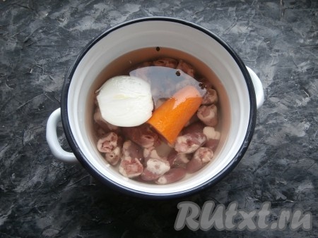 Залить их 800-900 мл холодной воды, добавить половину очищенной крупной луковицы (или 1 небольшую очищенную луковицу), чёрный перец горошком и половину очищенной моркови. Поставить кастрюлю на сильный огонь.
