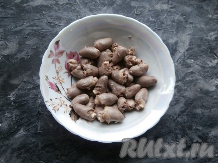 Когда сердечки проварятся минут 40-45 с начала кипения воды, снять кастрюлю с огня. Сердечки вынуть из бульона.
