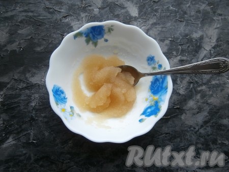 Когда бульон остынет до тёплого состояния, смешать 4-5 столовых ложек тёплого бульона с желатином, оставить на 5-7 минут.
