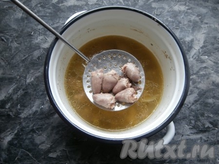 Довести воду до кипения, снять шумовкой пену. Воду посолить по вкусу. Варить сердечки на небольшом огне около 40-45 минут. Лук и морковку извлечь из кастрюли через 15-20 минут от начала кипения. Лук выбросить, а морковь оставить для украшения. В конце варки (за 10 минут до готовности) добавить в кастрюлю лавровый лист и нарезанные кусочками 1-2 очищенных зубчика чеснока. 