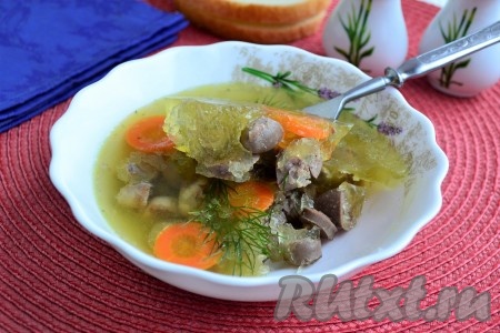 Застывшее очень вкусное заливное, приготовленное из куриных сердечек с добавлением желатина, можно подавать к столу. 