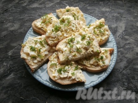 Ломтики батона смазать полученной массой, сверху посыпать измельчённым укропом (или петрушкой).
