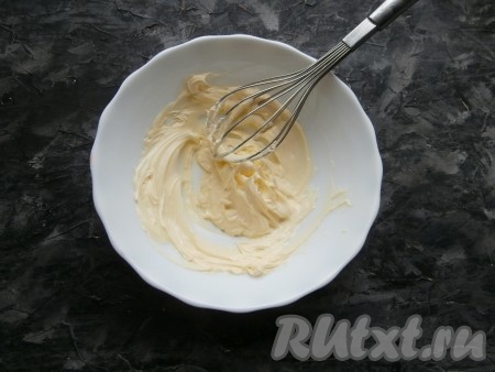 Сливочное масло оставить при комнатной температуре на 30-40 минут в глубокой тарелке (или миске), затем взбить его немного венчиком (до пышности).
