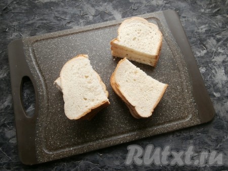 Каждый ломоть батона разрезать пополам.
