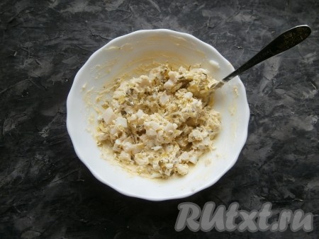 Массу посолить по вкусу и тщательно перемешать.
