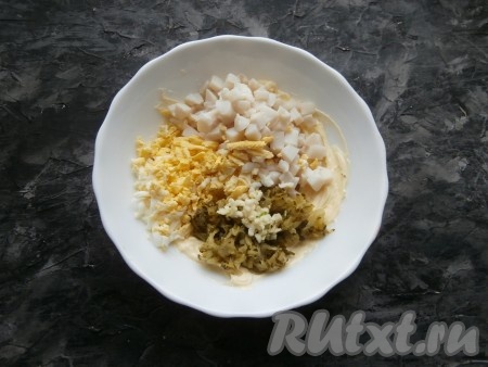 Кальмара нарезать небольшими кубиками, добавить к сливочному маслу. Сюда же выложить натёртые яйцо и огурец, добавить чеснок, пропущенный через пресс.