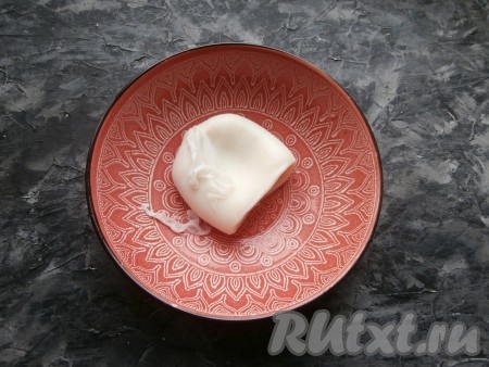 Хорошо промыть кальмара, выложить в небольшую кастрюльку, полностью залить кипящей водой. Накрыть крышкой и выдержать кальмара в таком виде 10 минут (ставить на огонь не нужно). По прошествии времени сразу промыть кальмара холодной водой, снять верхнюю плёнку, удалить, если есть, хорду, находящуюся внутри тушки.
