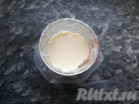 Тесто перелить в одноразовый кондитерский мешок, отрезать маленький кончик.