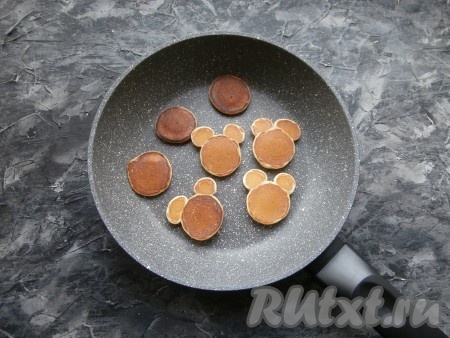 Далее оладушки перевернуть и жарить ещё около 1 минуты, затем переложить на тарелку.
