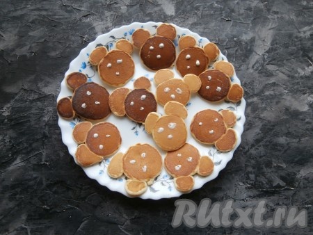 Таким образом приготовить мини-оладушки из всего теста (их получается много). Детские мышки-мишки можно украсить, чтобы получились мордочки (я сделала точки сметаной в виде глазок и ротика).