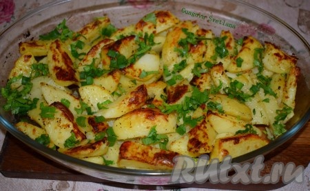 Картошка, запечённая в духовке дольками с корочкой