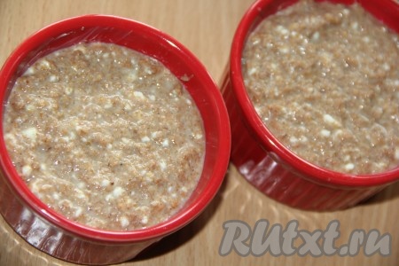 Выложить тесто в формы, заполняя на 1/2 объёма. Хлеб в процессе выпекания поднимется.
