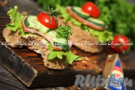 Можно наслаждаться очень вкусным, нежным, пористым свежеиспечённым хлебом из творога и отрубей, приготовленным в микроволновке. Я сформировала бутерброды и подала их к столу.