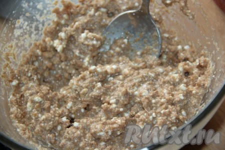 Перемешать массу ложкой до однородного состояния. Тесто получится не густым, как на фото.
