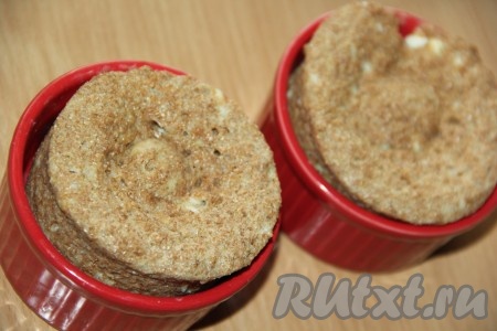 Поставить формы с тестом в микроволновку. Выпекать хлеб из творога и отрубей на максимальной мощности 3-4 минуты. Вот так хлеб поднялся и отошёл от стенок формы.
