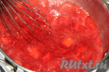 В кастрюлю с ягодами в сиропе тонкой струйкой, постоянно перемешивая венчиком, влить крахмал. И продолжать варить, помешивая. Через пару минут ягодная масса начнёт загустевать, снять её с огня.
