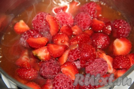 Свежие ягоды (я взяла клубнику и малину) промыть и очистить от веточек. Крупную клубнику можно разрезать. Выложить ягоды (замороженные ягоды можно предварительно не размораживать) в кастрюлю с закипевшей водой и специями, перемешать венчиком, дать закипеть, а затем варить на среднем огне 2-3 минуты.