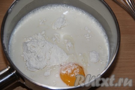 Для приготовления шоколадного слоя пудинга нужно в сотейнике соединить молоко, сахар и ванильный сахар, добавить яичный желток и муку.
