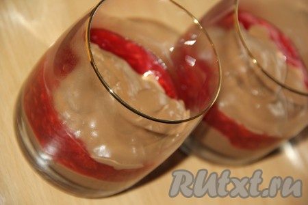 В стаканы (или креманки) выкладывать, чередуя, тёплые ягодный и шоколадный слои.
