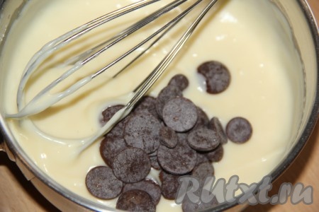 В горячую заварную массу добавить шоколад, поломанный на кусочки (или шоколадные капли).&nbsp;
