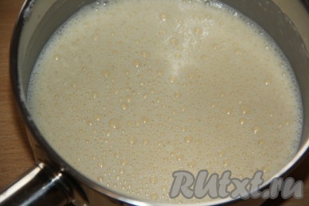 Перемешать содержимое сотейника венчиком. Должна получиться однородная масса. Поставить сотейник на средний огонь.
