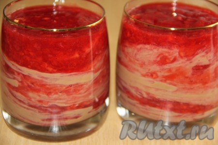 Чтобы соединить слои ягодного пудинга, нужно аккуратно провернуть все слои деревянной шпажкой, а затем сверху выложить финальный ягодный слой. Поставить пудинг в холодильник на пару часов. Из данного количества получается 2 стакана или 4 средних креманки.
