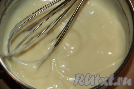Довести массу до кипения, постоянно помешивая, а затем проварить, не прекращая помешивать, до загустения (на это потребуется несколько минут). Снять заварную массу с огня.
