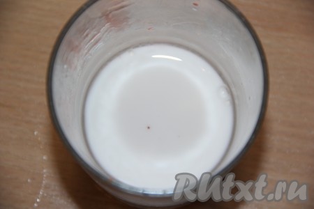 Отдельно соединить крахмал с 1 столовой ложкой холодной воды, перемешать до однородности.
