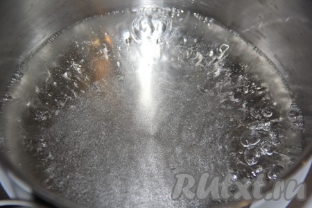 Вначале приготовим ягодный слой, для этого в кастрюлю нужно влить 150 мл воды, добавить сахар, поставить на огонь и довести до кипения.