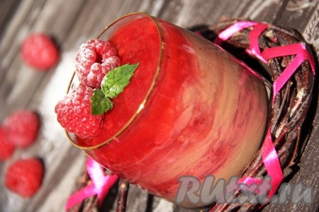 Вот такой красивый, очень вкусный и в меру сладкий ягодный пудинг получился. Такой десерт, поданный в стакане (или креманке), украсит любой праздничный стол.
