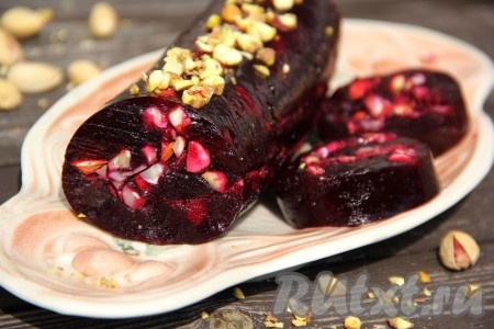 Нарезать очень вкусную пастилу из чёрной смородины на кусочки и подать к столу. Посмотрите, какой красивой она получилась! Пастила, приготовленная в домашних условиях по этому рецепту, прекрасно держит форму и отлично режется.
