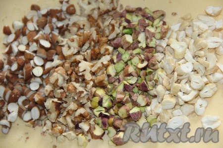Я дополнительно в домашнюю пастилу положила орехи, но это необязательно. Орехи крупно порубить ножом. Я использовала ореховое ассорти.