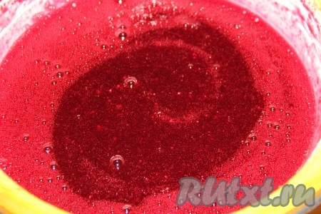 Перемешать массу венчиком и оставить на пару минут (до полного растворения желатина).
