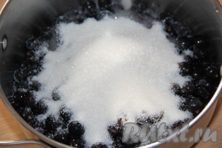 В кастрюлю всыпать ягоды, добавить сахар и воду. Поставить кастрюлю на огонь, дать воде закипеть.
