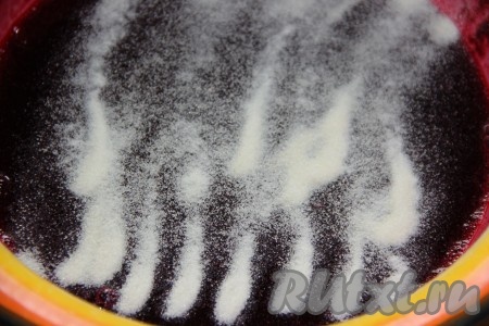 В горячую перетёртую массу добавить желатин.
