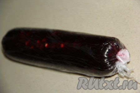 Рулет оставить в плёнке и завязать её с двух сторон, как конфету. В таком виде убрать пастилу из чёрной смородины в холодильник на ночь.
