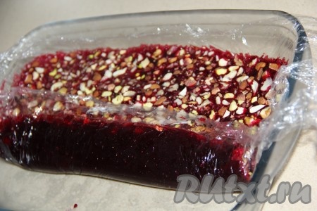 Пастила слегка схватится, но не полностью застынет! С помощью плёнки свернуть пастилу в плотный рулет.
