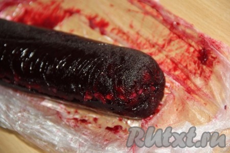 Готовый домашний десерт освободить от плёнки.
