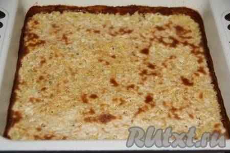 Разогреть духовку до 200 градусов и поставить форму в духовку на 1 час 30 минут. Через час можно заглядывать в духовку и проверять готовность, так как духовки у всех разные. Готовый пшённик должен покрыться красивой золотистой корочкой.&nbsp;
