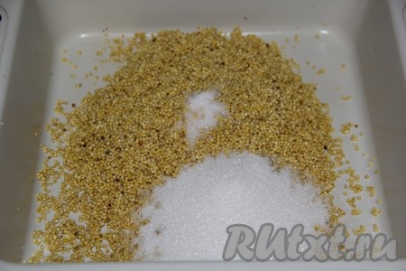 В жаропрочную форму всыпать пшено, соль и сахар. По желанию, можно добавить ваниль или ванильный сахар.
