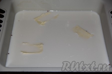 Влить молоко и добавить кусочки сливочного масла.
